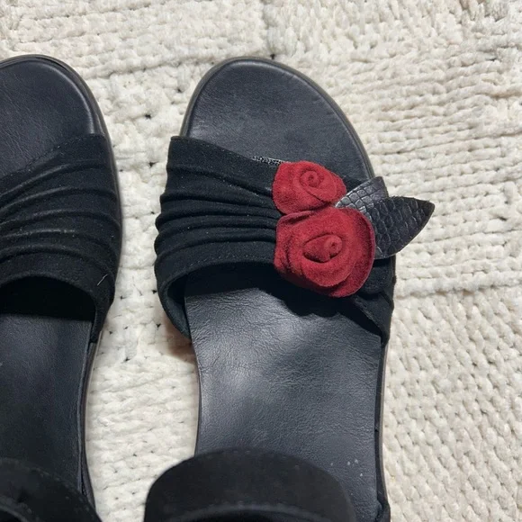 Vintage Ziera Black Suede Sandals with Rose Embellishment - Picture 2 of 5